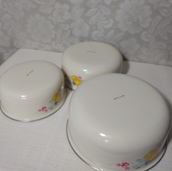 Vintage Enamelware Fruit and Cream Nesting Bowls set of 3 - Picture 8 of 9